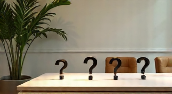 Die 5 meistgestellten Fragen (FAQ) zu Atze Schröder