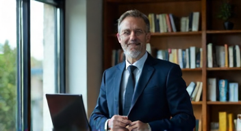 Ich bin Prof. Dr. Anton Weber (4/10)